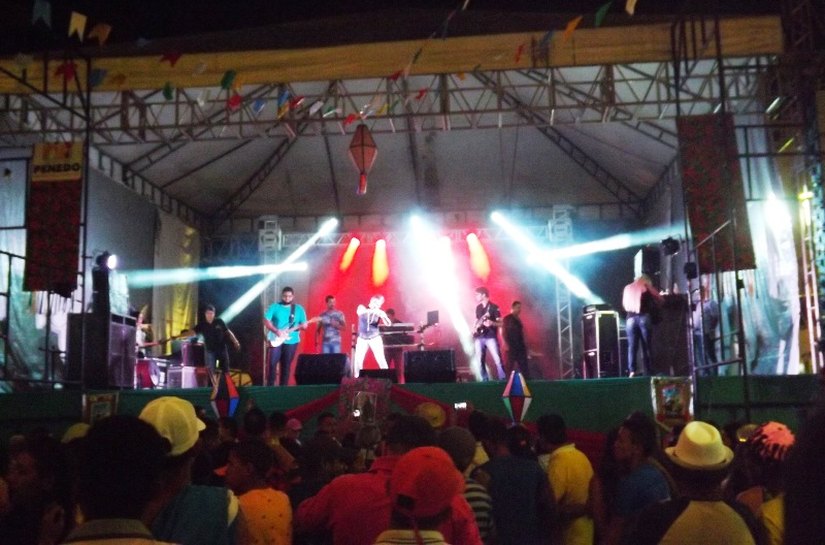 Mauricinhos do Forró e Raquel dos Teclados animam São Pedro em Penedo