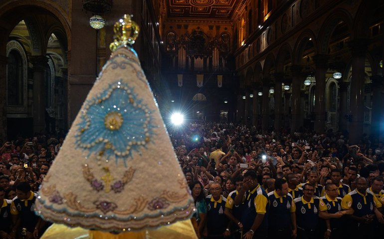 Romaria fluvial antecede procissão do Círio de Nazaré, em Belém