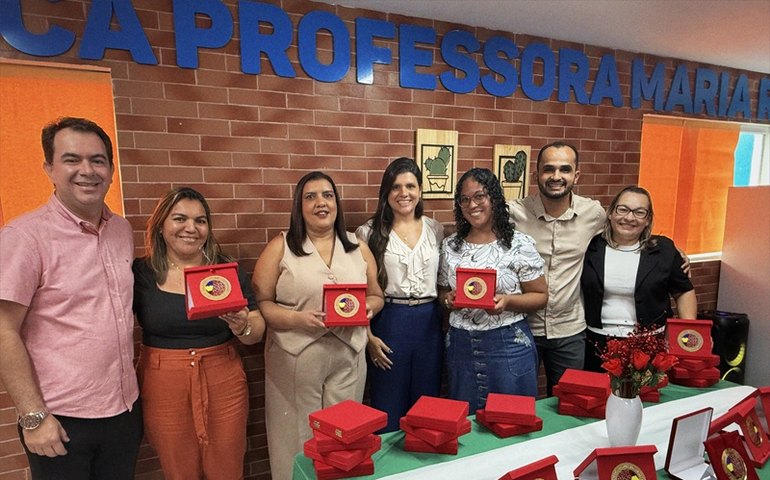 Prefeita Marcela Gomes prestigia premiação de professores de Novo Lino pelos avanços na Avaliação de Fluência