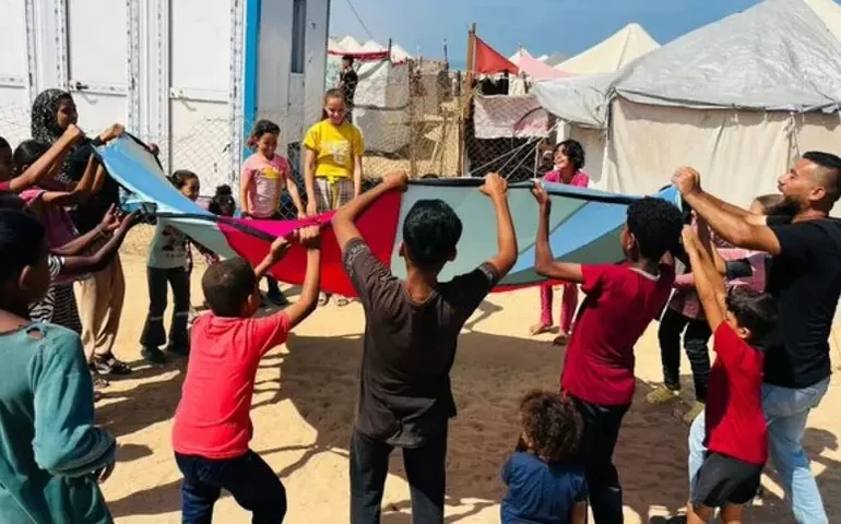 Guerra no Oriente Médio mata uma criança por hora, denuncia Save The Children