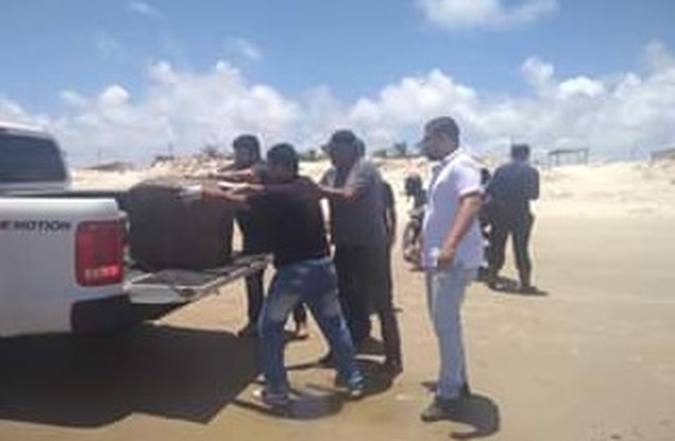 Material estranho na praia do Abaís / Foto: Prefeitura de Estância