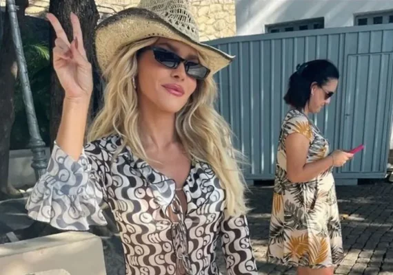 Monique Alfradique é confundida com Madonna no Forte de Copacabana