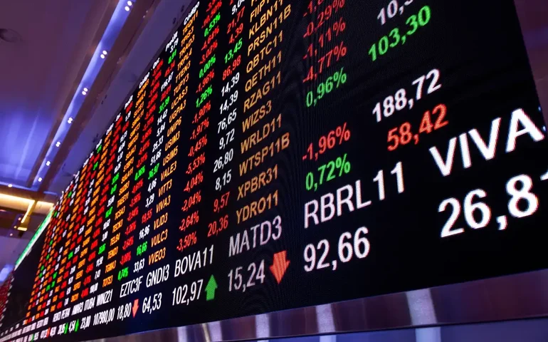 Ibovespa opera em baixa com desempenho fraco de commodities e cautela com cenário fiscal