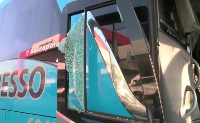 Homens armados atacam ônibus interestaduais na BR-101