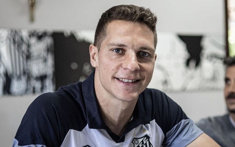 Julio Furch se diz pronto para ajudar o Santos e destaca estar mais de dois anos sem lesões