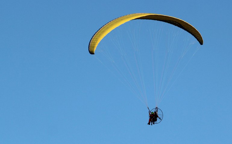 Casal morre após queda de parapente em Niterói, no Rio