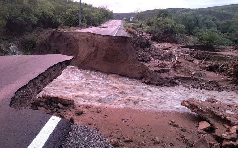 Piranhas registra chuva acima da média, ponte rompe e centro histórico é interditado