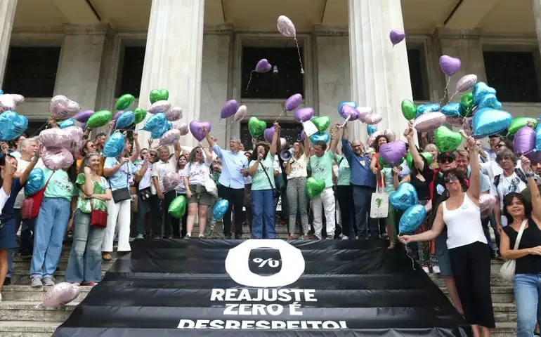 Professores da UFRJ fazem ato por mais verbas e melhores salários