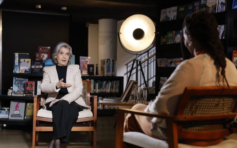 Cármen Lúcia fala em resistir contra autoritarismos e retrocesso civil