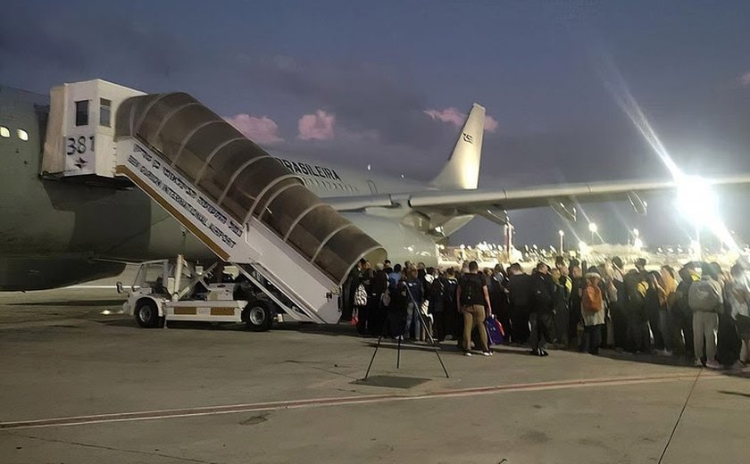 Chega ao Brasil voo da FAB com sétimo grupo de brasileiros repatriados de Israel