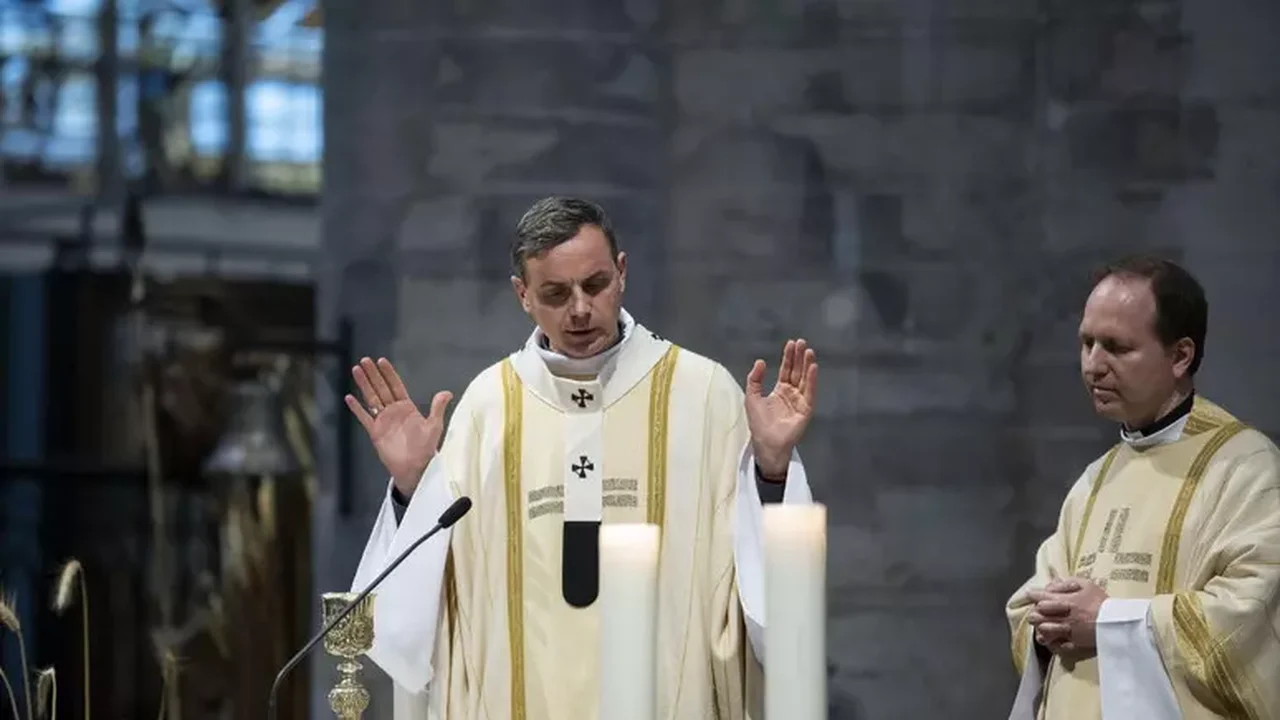 Bispo de Bruxelas defende padres casados: 'Seriam um enriquecimento'
