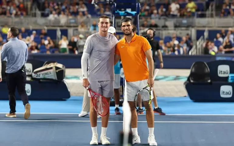 Alcaraz derrota João Fonseca em partida de exibição em Miami