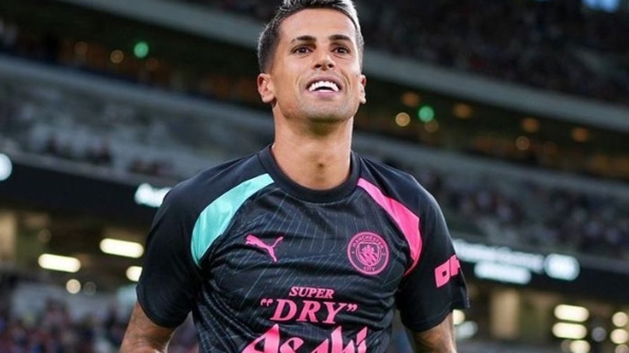 Barcelona acerta com João Cancelo, do Manchester City, por empréstimo