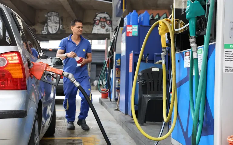 Governo fixa subvenção da gasolina em R$ 0,44 por litro