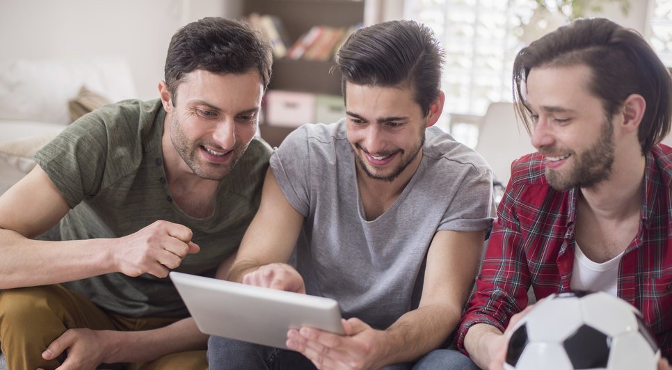 men-watching-video-tablet / Foto: Foto: Ilustrativa Freepik