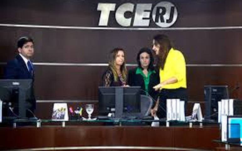 Exposição 'Entre_laços: memórias e cotidiano' reúne obras de sete artistas contemporâneos no TCE-RJ