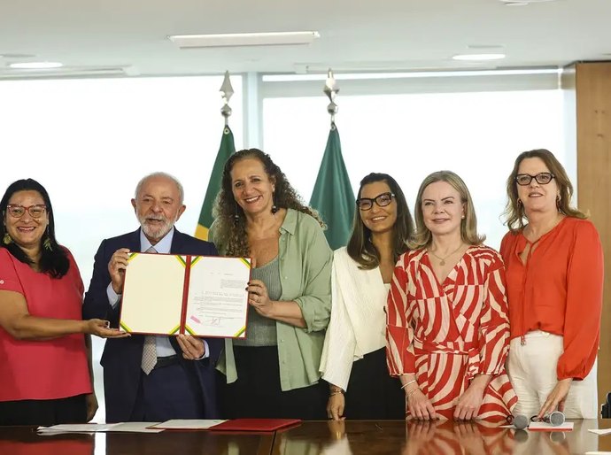Lula sanciona leis para proteção de direitos das mulheres