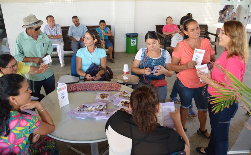 Panfletagem na Estação orienta sobre prevenção do câncer de mama