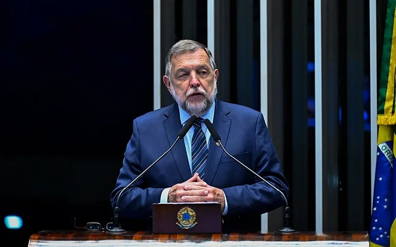 Flávio Arns destaca atuação de instituições de ensino e saúde do Paraná