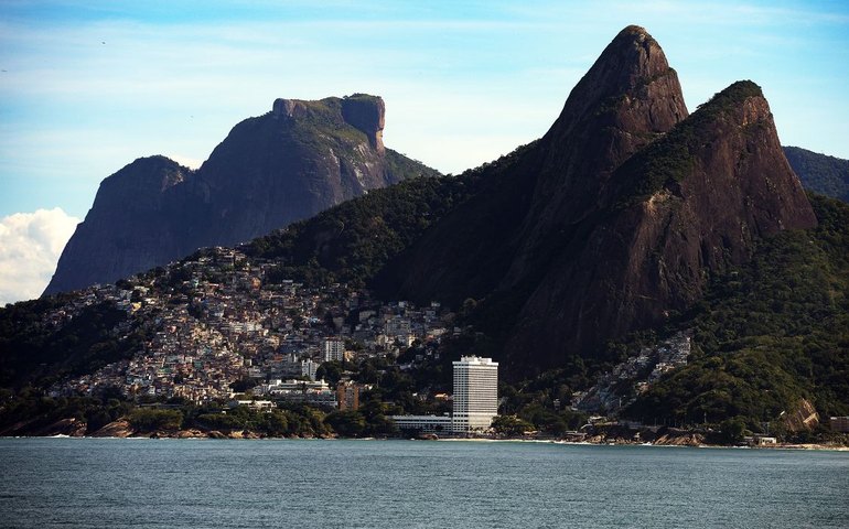 Operação policial deixa visitantes 'ilhados' em cartão-postal do Rio