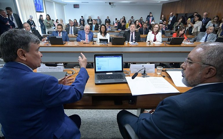 Senadores ouvem Wellington Dias e defendem fortalecimento do Suas