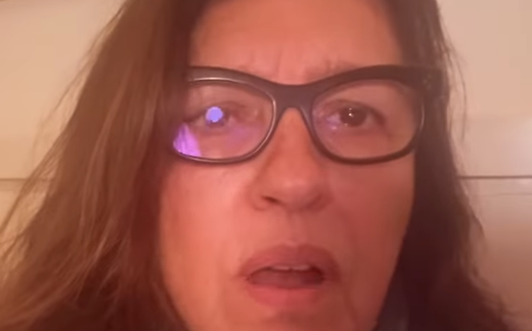 Aos prantos, Regina Casé se despede de Preta Gil no velório da cantora