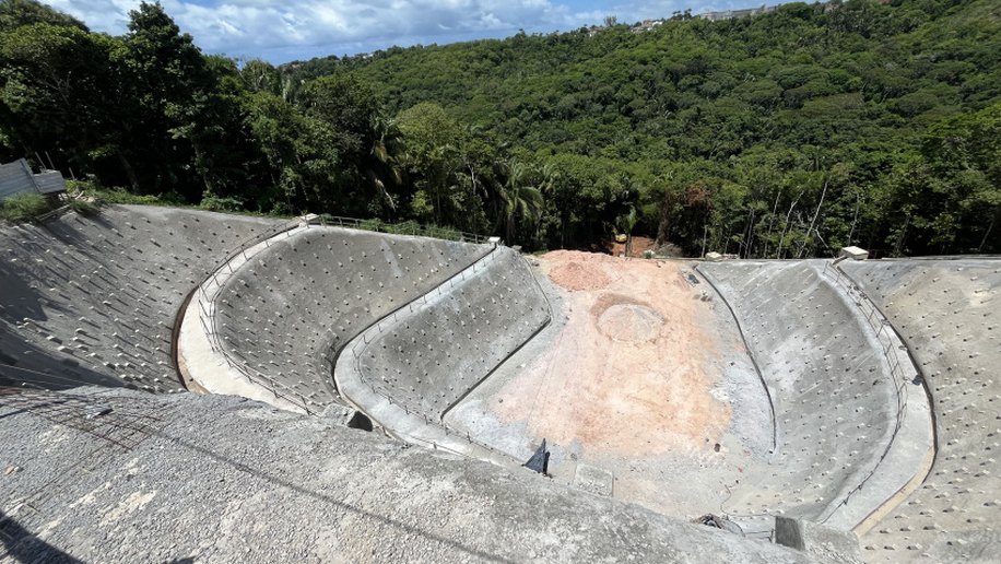 Obra de contenção definitiva na encosta do Conjunto João Sampaio entra na reta final