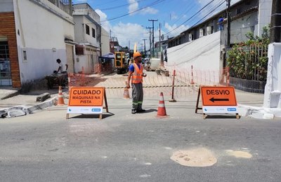 Casal e Sanama interditam rua para obra de esgoto no Antares