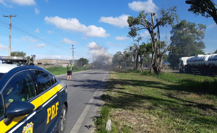 Bloqueio foi feito com pedaços de madeira, galhos de árvore e pneus