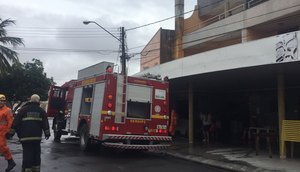 bombeiros apagam incêndio em restaurante