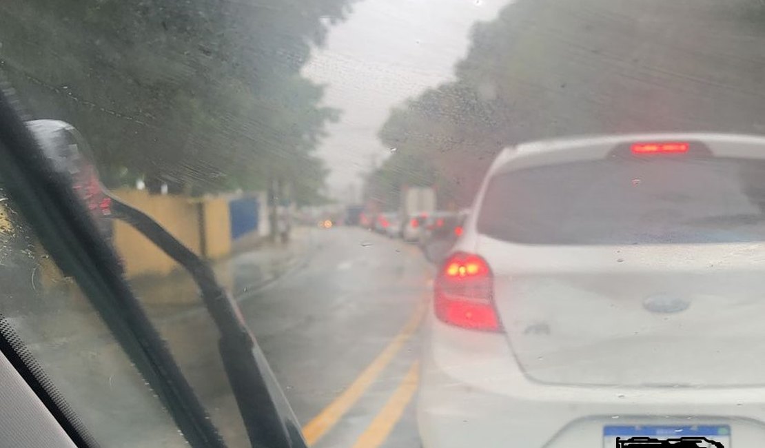 Trânsito de Maceió em dias chuva não é para amadores; prefeitura tem feito sua parte