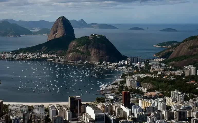 Orcas são avistadas nas águas da Barra da Tijuca; grupo incluía um filhote