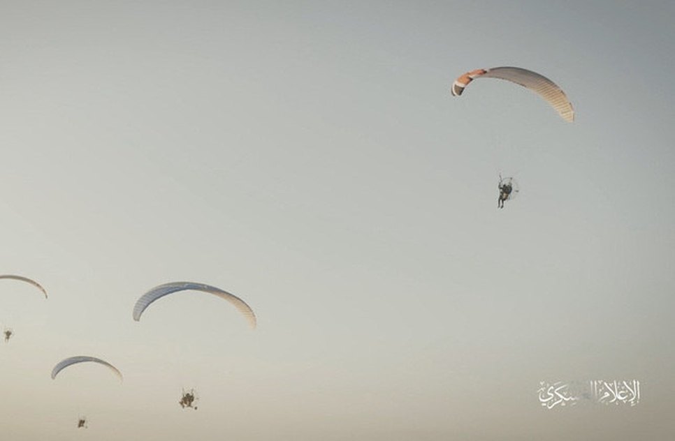 parapentes-hamas-31102023105424601 / Foto: Foto: Brigadas AL-Qassam/Telegram/Via Reutres