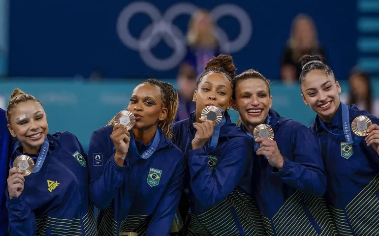 Com 4 medalhas conquistadas, equipe de ginástica do Brasil faz foto 'definitiva' da campanha em Paris-2024