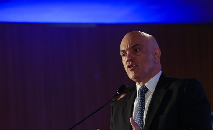 Moraes rejeita pedido de deputados do PT para apreender passaporte de Eduardo Bolsonaro