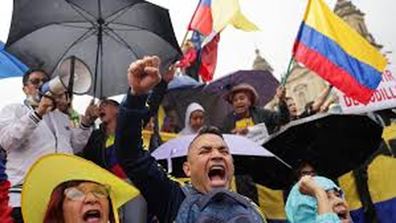 Milhares de pessoas protestam contra reformas de Petro