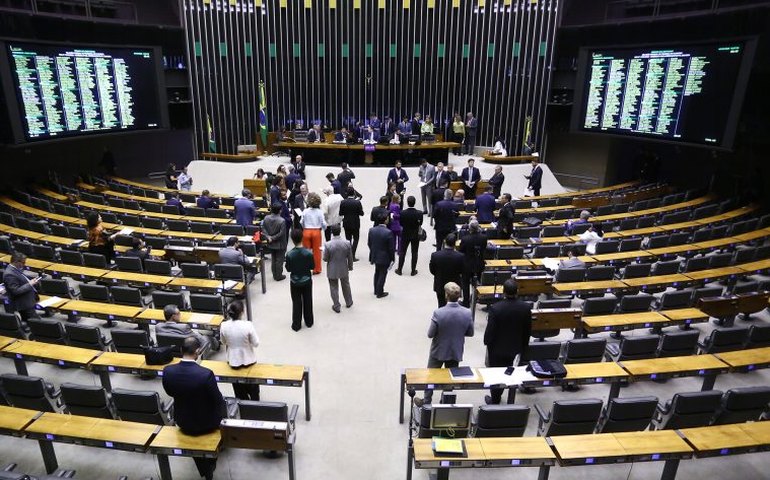 Plenário reúne-se nesta manhã para votar acordo internacional e urgência para projetos de lei