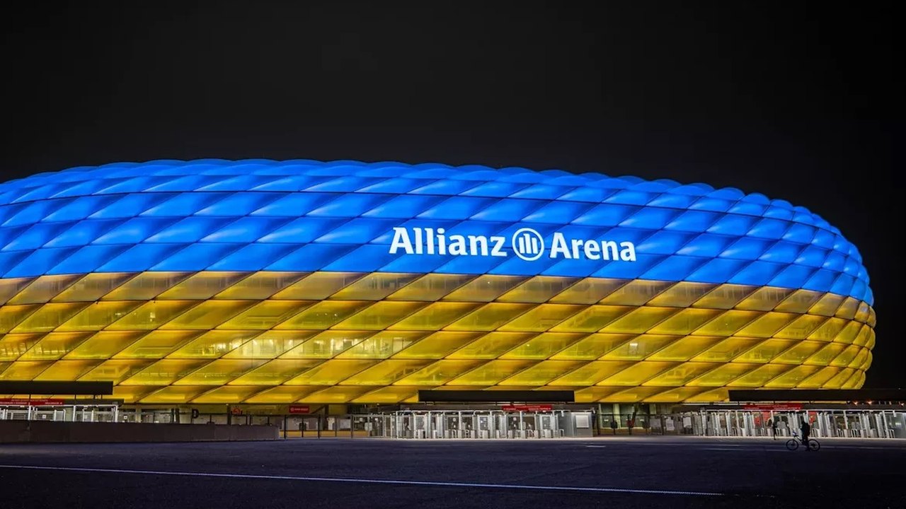 Bayern de Munique inaugura estátua em homenagem ao ídolo Gerd Müller na Allianz Arena