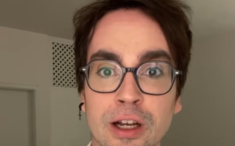 Johnny Hooker rebate veto de show por prefeito de Boa Vista: 'intolerância com a diversidade'