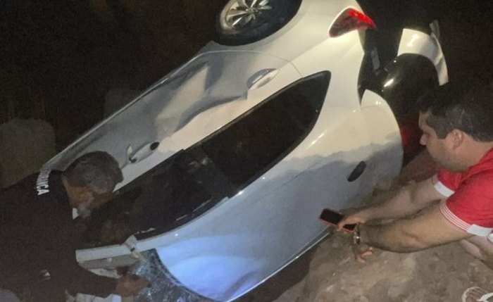 Carro cai em obra na BR-424 e causa três mortes em Marechal Deodoro Carro cai em obra na BR-424 e causa três mortes em Marechal Deodoro