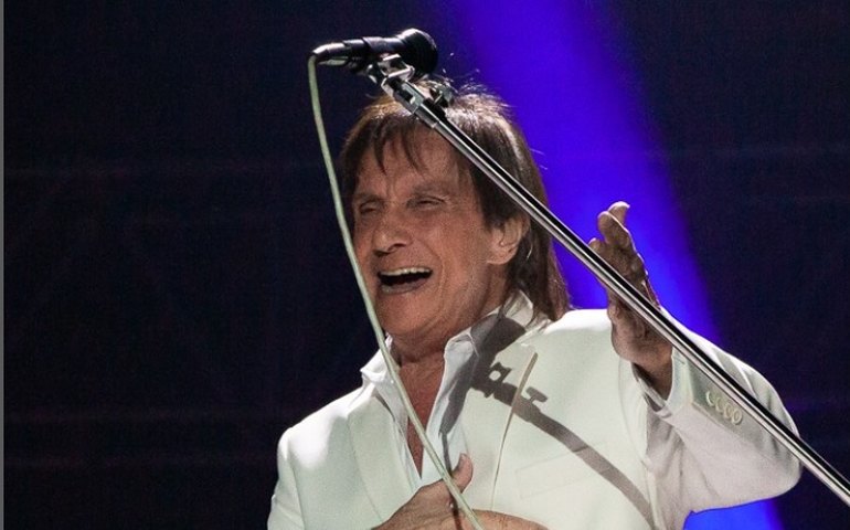 Roberto Carlos doará 100% da renda de seu show de Dia das Mães para as vítimas do RS