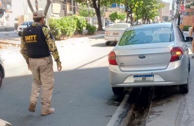 Motorista inabilitado é flagrado em veículo irregular durante fiscalização na Ponta Verde