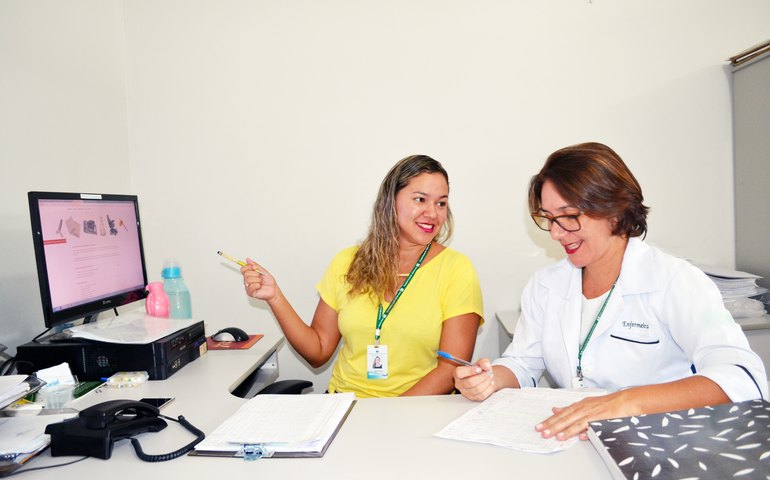 Hospital Helvio Auto revisa catálogo de produtos para compra