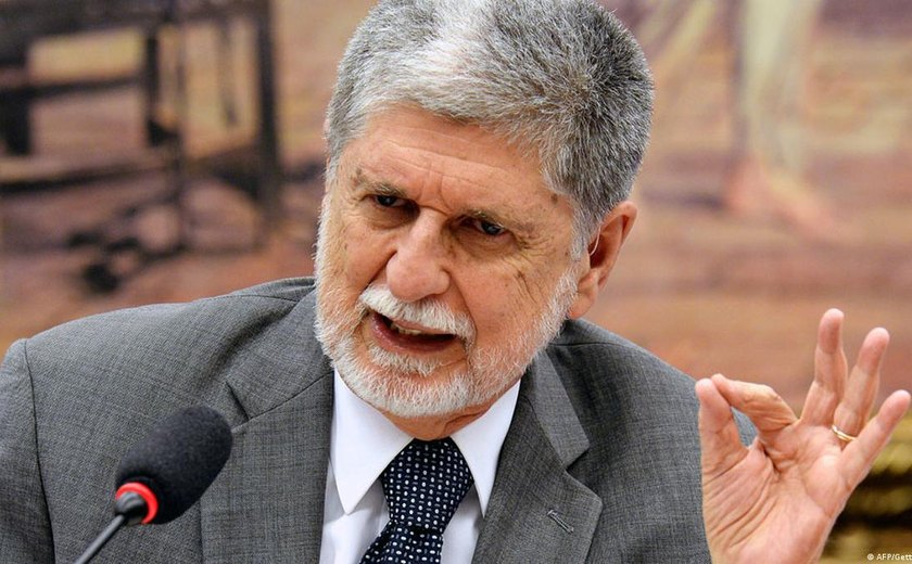 Celso Amorim está indo para a Venezuela para acompanhar a eleição, diz Lula