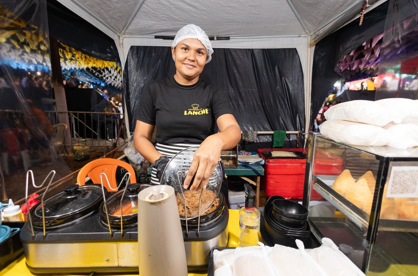 Ambulantes celebram renda garantida com festivais de Coco e Quadrilhas em Jaraguá
