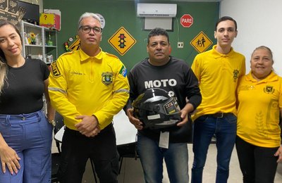 Motociclista de aplicativo ganha capacete em sorteio promovido pelo DMTT
