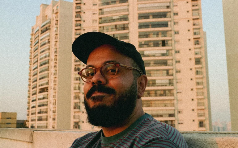 A poesia que bate o ponto: livro de estreia de Caio Martim expõe a tensão entre trabalho corporativo e criação poética em “dia útil”