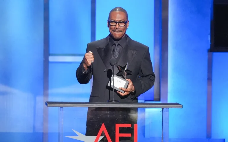 Eddie Murphy recebe prêmio de carreira do AFI, sendo ovacionado de pé em homenagem repleta de estrelas
