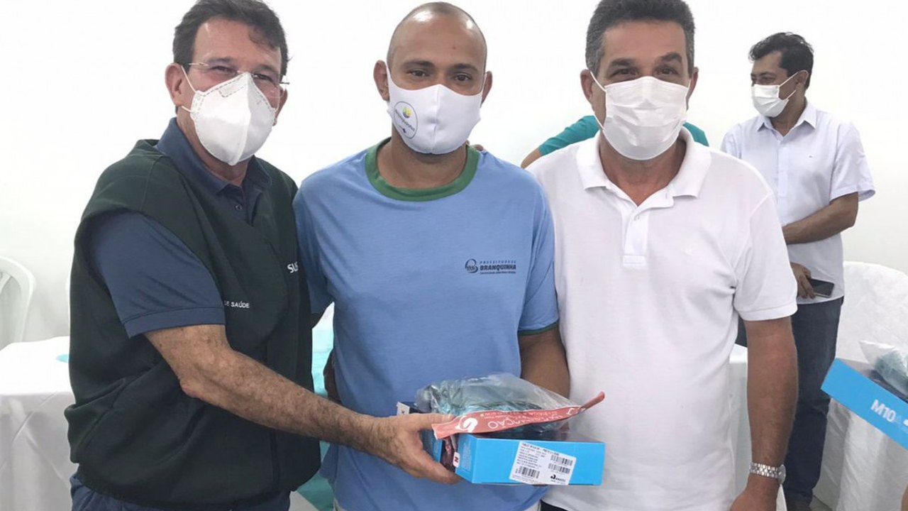 Saúde de Branquinha entrega tablets e novos fardamentos para agentes comunitários