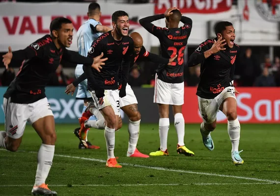 Athletico faz história contra o Estudiantes e chega à semifinal de Libertadores após 17 anos